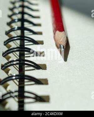 Nahaufnahme eines offenen Skizzenbuches mit einer Spiralbindung mit einem Bleistift Stockfoto