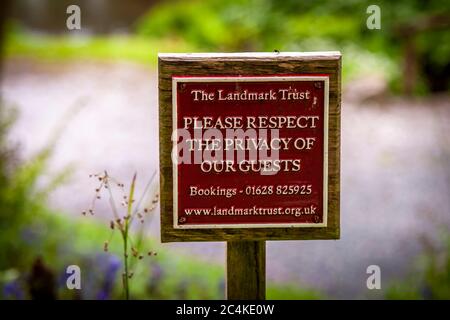 Ein Schild im Park fordert die Privatsphäre unserer Gäste zu respektieren. Endsleigh Hotel in West Devon, England Stockfoto