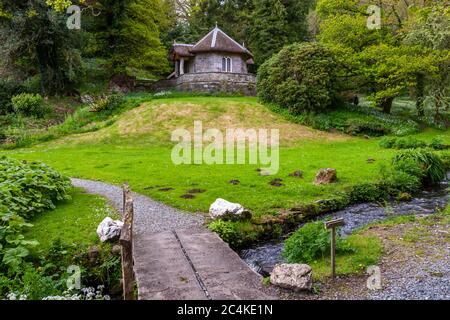 Endsleigh Hotel in West Devon, England. Ferienbeschäftigung für eine herzogin. In der kleinen Molkerei konnte das Zimmermädchen die Milchmädchen originalgetreu spielen Stockfoto