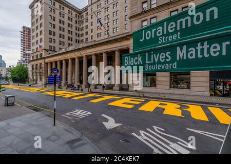 USA. Juni 2020. Ein massives Wandgemälde mit „Black Lives Matter“ wurde in großen gelben Buchstaben entlang der Joralemon Street zwischen Court Street und Boerum Place gemalt, außerhalb der Brooklyn's Borough Hall, als Teil eines Stadtanstrengungen, die Botschaft auf Big Apple Straßen über die fünf Bezirke prangen zu lassen. Die Straße wurde auch Co-Namen "Black Lives Matter Boulevard." (Foto von Erik McGregor/Sipa USA) Quelle: SIPA USA/Alamy Live News Stockfoto