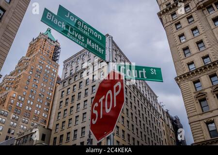 USA. Juni 2020. Ein massives Wandgemälde mit „Black Lives Matter“ wurde in großen gelben Buchstaben entlang der Joralemon Street zwischen Court Street und Boerum Place gemalt, außerhalb der Brooklyn's Borough Hall, als Teil eines Stadtanstrengungen, die Botschaft auf Big Apple Straßen über die fünf Bezirke prangen zu lassen. Die Straße wurde auch Co-Namen "Black Lives Matter Boulevard." (Foto von Erik McGregor/Sipa USA) Quelle: SIPA USA/Alamy Live News Stockfoto