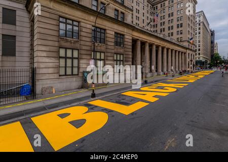USA. Juni 2020. Ein massives Wandgemälde mit „Black Lives Matter“ wurde in großen gelben Buchstaben entlang der Joralemon Street zwischen Court Street und Boerum Place gemalt, außerhalb der Brooklyn's Borough Hall, als Teil eines Stadtanstrengungen, die Botschaft auf Big Apple Straßen über die fünf Bezirke prangen zu lassen. Die Straße wurde auch Co-Namen "Black Lives Matter Boulevard." (Foto von Erik McGregor/Sipa USA) Quelle: SIPA USA/Alamy Live News Stockfoto