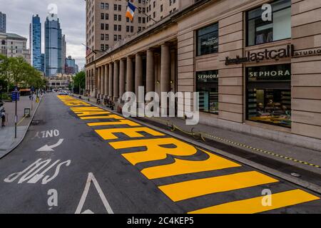 USA. Juni 2020. Ein massives Wandgemälde mit „Black Lives Matter“ wurde in großen gelben Buchstaben entlang der Joralemon Street zwischen Court Street und Boerum Place gemalt, außerhalb der Brooklyn's Borough Hall, als Teil eines Stadtanstrengungen, die Botschaft auf Big Apple Straßen über die fünf Bezirke prangen zu lassen. Die Straße wurde auch Co-Namen "Black Lives Matter Boulevard." (Foto von Erik McGregor/Sipa USA) Quelle: SIPA USA/Alamy Live News Stockfoto