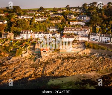 Luftaufnahme des Tresanton Hotels mit den in den Hang gebauten Gebäuden und dem neuen Beach Club in St. Mawes, England, Großbritannien Stockfoto