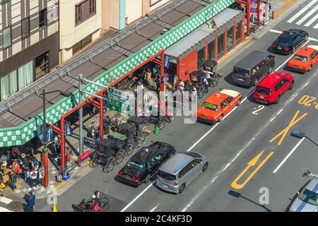 tokio, japan - märz 01 2020: Blick auf die Kaminarimon Street mit dem Verkehr von Taxiwagen und Rikschas geparkt und wartet auf Kunden in Asakus Stockfoto