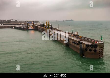 Blick auf den Hafen von Roscoff von der Fähre an Bord der Armorique Ferry von Brittany Ferries, Roscoff-Morlaix, Frankreich Stockfoto