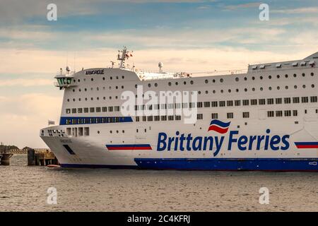 The Ferry Boat Armorique of Brittany Ferries in Plymouth, England, Vereinigtes Königreich. Die Armorique hat ihren Namen von einer Region der Bretagne und bedeutet übersetzt "das Gebiet mit Blick auf das Meer" Stockfoto