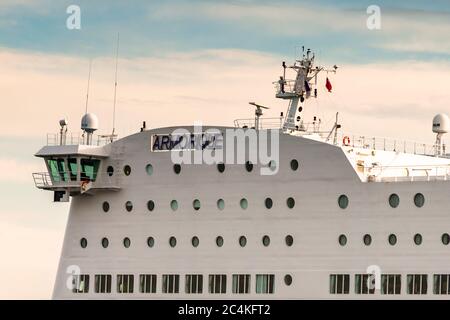 The Ferry Boat Armorique of Brittany Ferries in Plymouth, England, Vereinigtes Königreich. Die Armorique hat ihren Namen von einer Region der Bretagne und bedeutet übersetzt "das Gebiet mit Blick auf das Meer" Stockfoto