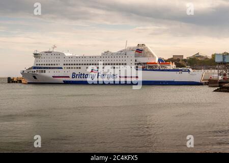 The Ferry Boat Armorique of Brittany Ferries in Plymouth, England, Vereinigtes Königreich. Die Armorique hat ihren Namen von einer Region der Bretagne und bedeutet übersetzt "das Gebiet mit Blick auf das Meer" Stockfoto