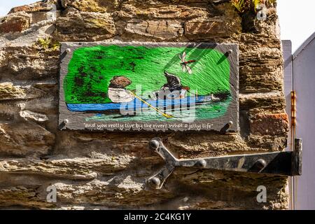 Gemaltes Schild an der Wand in Plymouth, England, Großbritannien: "Und du lebst wirklich am Fluss? Was für ein fröhliches Leben“ (The Wind in the Willows von Kenneth Grahame) Stockfoto