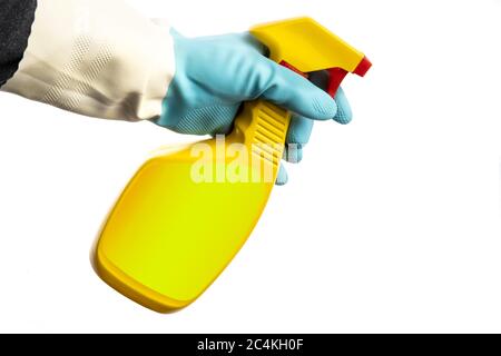 Eine Hand in einem Gummihandschuh, der eine Flasche Desinfektionsmittel auf Weiß isoliert hält Stockfoto