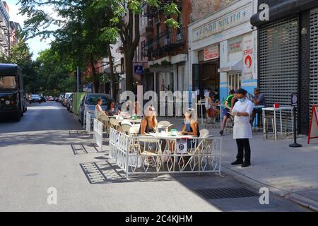 New York, NY, 26. Juni 2020. Gesellschaftlich distanziertes Essen im Freien außerhalb von Tacombi in Nolita im Rahmen der Phase 2 Wiedereröffnung von New York City. Einige Restaurants und Bars haben die Kapazität erweitert, indem sie Parkwege in Parkhäuser umwandelten, Gehsteigeerweiterungen auf die Straße für Restaurants und Freizeit und nicht für die Autoaufbewahrung. Stockfoto