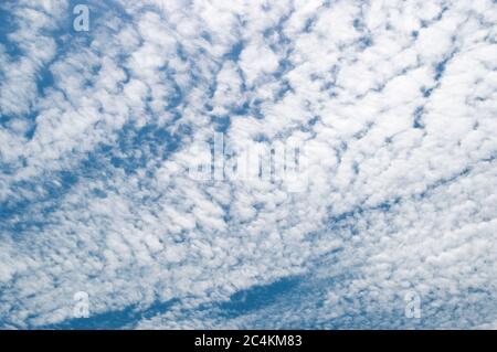 Dünne duftende Wolken am sonnigen Himmel Stockfoto