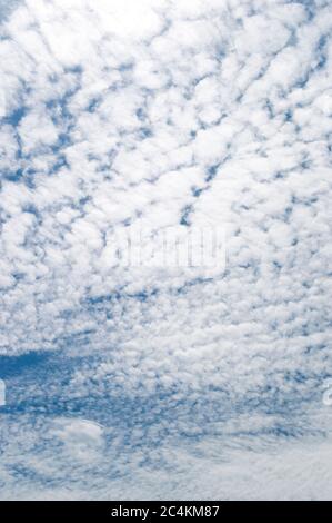 Dünne duftende Wolken am sonnigen Himmel Stockfoto