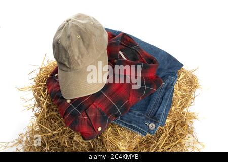 Mode auf dem Bauernhof, eine braune Mütze, Jeans in Denim-Blau und ein rot bezahltes Hemd auf Weiß isoliert Stockfoto