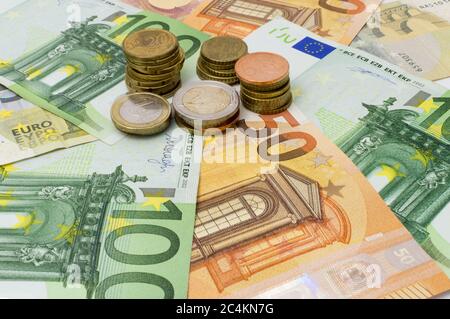 Haufen von Euro-Münzen und Banknoten. Euro-Cash-Hintergrund. Stockfoto