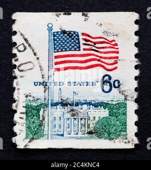 Vereinigte Staaten von Amerika Briefmarke von 1968 zeigt die amerikanische Flagge und das weiße Haus Stockfoto