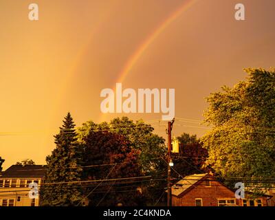 Oak Park, Illinois, USA. Juni 2020. Ein doppelter Regenbogen erscheint, nachdem ein schweres Gewitter die Gegend mit starkem Regen und starken Winden durchbrach. Stockfoto