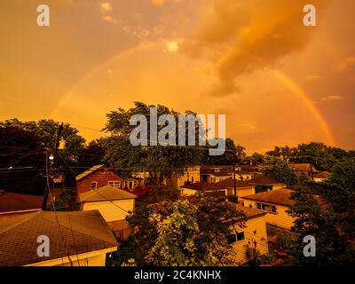 Oak Park, Illinois, USA. Juni 2020. Ein doppelter Regenbogen erscheint, nachdem ein schweres Gewitter die Gegend mit starkem Regen und starken Winden durchbrach. Stockfoto