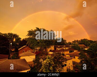 Oak Park, Illinois, USA. Juni 2020. Ein doppelter Regenbogen erscheint, nachdem ein schweres Gewitter die Gegend mit starkem Regen und starken Winden durchbrach. Stockfoto