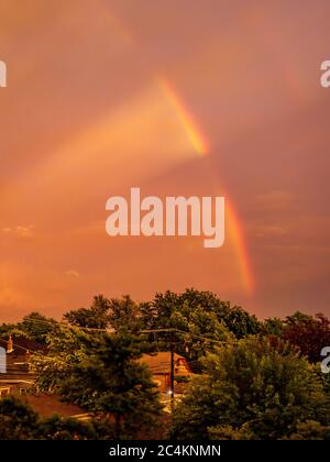 Oak Park, Illinois, USA. Juni 2020. Ein doppelter Regenbogen erscheint, nachdem ein schweres Gewitter die Gegend mit starkem Regen und starken Winden durchbrach. Stockfoto