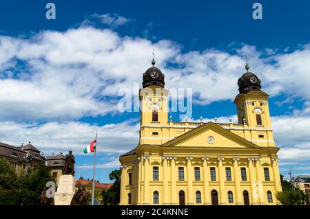 Landschaftlich schöner Blick auf den Hauptplatz von Debrecen. Die protestantische große Kirche - Református Nagytemplom und das Lajos Kossuth Denkmal mit der ungarischen Fla Stockfoto