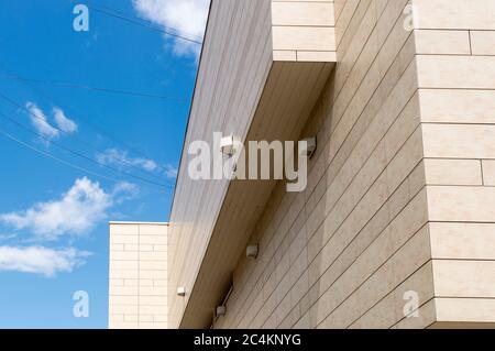 Regelmäßige architektonische, geometrische Linien an der Fassade eines Gebäudes. Stockfoto