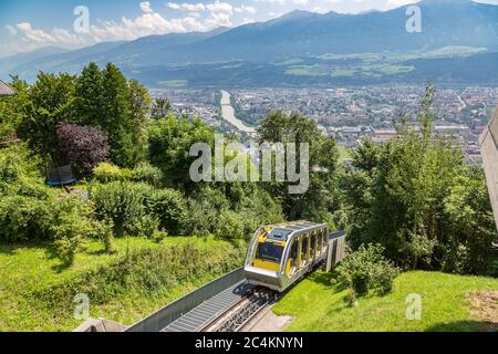 Standseilbahn in Innsbruck in den Alpen in einem schönen Sommertag, Österreich Stockfoto