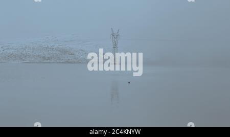 Bild einer elektrischen Post bei nebeligem Wetter Stockfoto