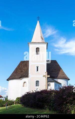 Mittelalterliche weiße runde Kapelle in Rabaszentmiklos, Ungarn. Rustikales braunes Dach. Stockfoto