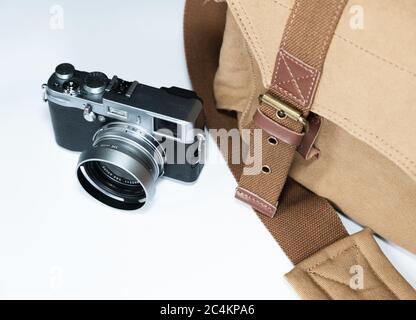 Fotografie Ausrüstung, Kamera und Leinwand Kamera Tasche auf weißem Hintergrund Stockfoto