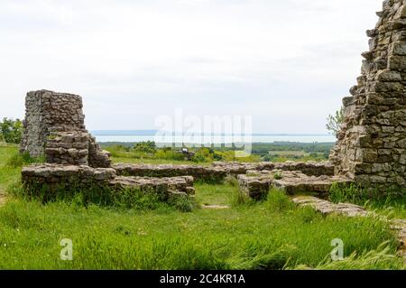 Verlassene Kirchenruinen mit Blick auf den See in üppiger grüner Vegetation Stockfoto