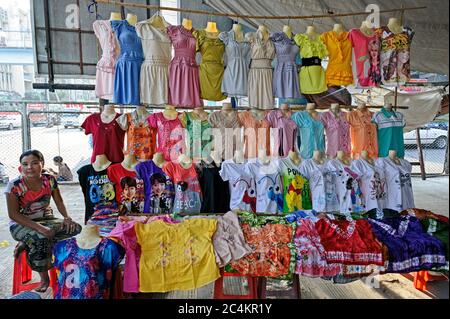 Straßenverkäufer, der Damenbekleidung auf der Straße in Yangon verkauft. Myanmar Birma Stockfoto