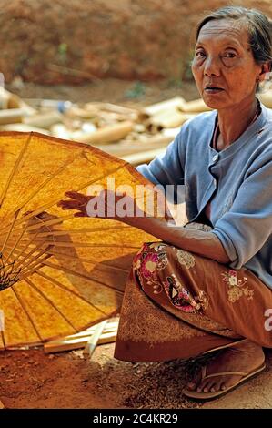 Frau an einem Regenschirm Workshop in Pindaya, Shan Staat Myanmar Birma arbeiten Stockfoto