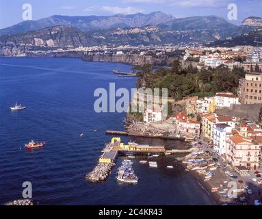 Blick auf Stadt und Hafen, Sorrento, Region Kampanien, Italien Stockfoto