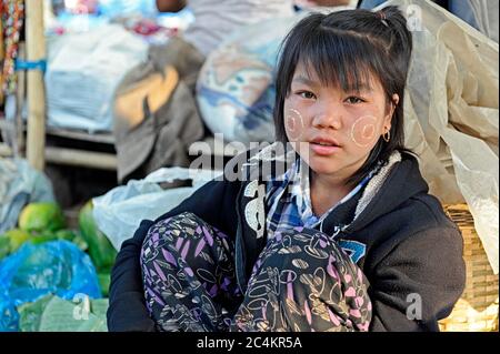 Porträt eines jungen Mädchens auf dem Pagodenmarkt Phaung Daw Oo in Shan, Myanmar (Burma) Stockfoto