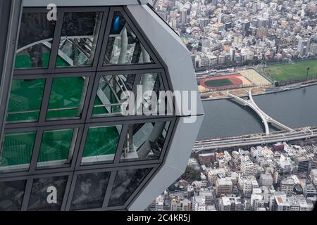 Stadtbild aus der 450. Etage - die Aussichtsplattform, auch bekannt als 'Tembo Gallery' des Tokyo Skytree Turms. Tokio, Japan. Stockfoto