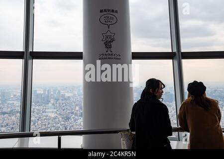 Der Sorakara Point (450. Stock - der höchste Punkt 451,2 m vom Erdgeschoss) und die Menschen beobachten das Panorama - Tokyo Skytree Observation Deck. Stockfoto