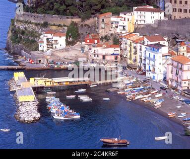 Blick auf Stadt und Hafen, Sorrento, Region Kampanien, Italien Stockfoto