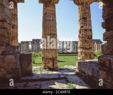 Erster Tempel von Hera aus dem zweiten Tempel von Hera, Paestum, Provinz Salerno, Region Kampanien, Italien Stockfoto