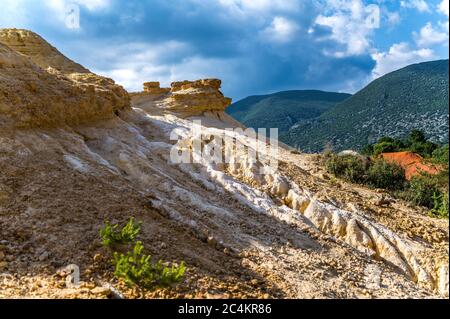 Schöne Hügel der Colorado Provence in Rustrel, Frankreich Stockfoto