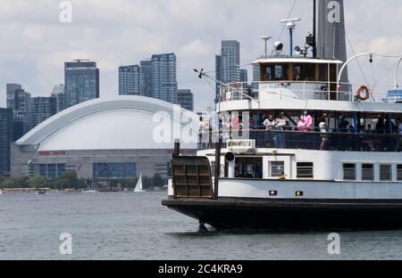 Toronto, Kanada. Juni 2020. Passagiere mit Gesichtsmasken werden am 27. Juni 2020 auf einer Fähre vom Jack Layton Ferry Terminal nach Centre Island im Lake Ontario in Toronto, Kanada, gesehen. Die Fähre zu den Toronto-Inseln wurde am Samstag für die Öffentlichkeit wieder aufgenommen, wobei die Passagiere Gesichtsmasken oder Deckungen tragen müssen. Quelle: Zou Zheng/Xinhua/Alamy Live News Stockfoto