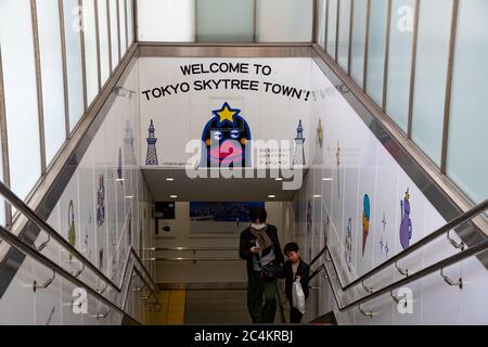 Treppen an der Tokyo Skytree Station (Tobu Linie) mit einer lustigen Werbung, die Sie in der Shopping Mall namens 'Tokyo Skytree Town' willkommen heißt. Tokio, Japan. Stockfoto