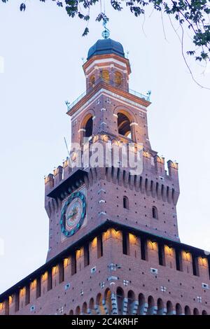 Low-Angle-Aufnahme des schönen Parco Sempione Mailand in Italien Stockfoto