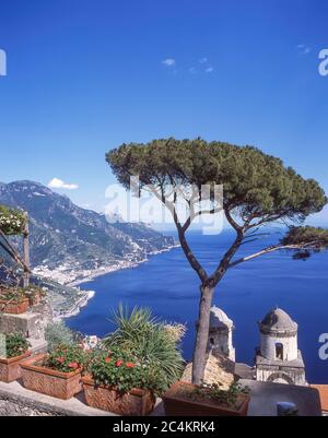 Küstenansicht von Villa Rufolo, Ravello, Amalfiküste, Provinz Salerno, Region Kampanien, Italien Stockfoto