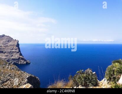 Schöne Landschaft von Cape Formentor auf Mallorca, Balearen, Spanien. Tiefblaues Meer und hohe Klippen. Stockfoto