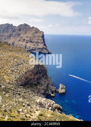 Schöne Landschaft von Cape Formentor auf Mallorca, Balearen, Spanien. Tiefblaues Meer und hohe Klippen. Stockfoto