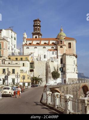 Ansicht der Stadt zeigt die Stiftskirche St. Magdalena, Atrini, Amalfiküste, Provinz Salerno, Region Kampanien, Italien Stockfoto