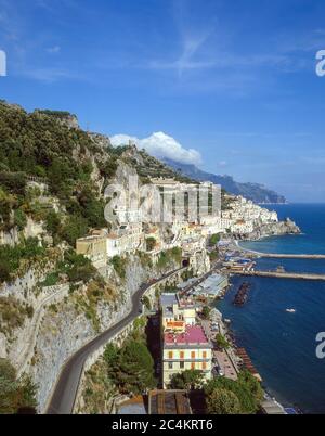 Blick auf Stadt und Küste, Amalfi, Amalfiküste, Provinz Salerno, Region Kampanien, Italien Stockfoto