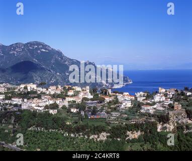 Blick auf Stadt und Küste, Ravello, Amalfiküste, Provinz Salerno, Region Kampanien, Italien Stockfoto